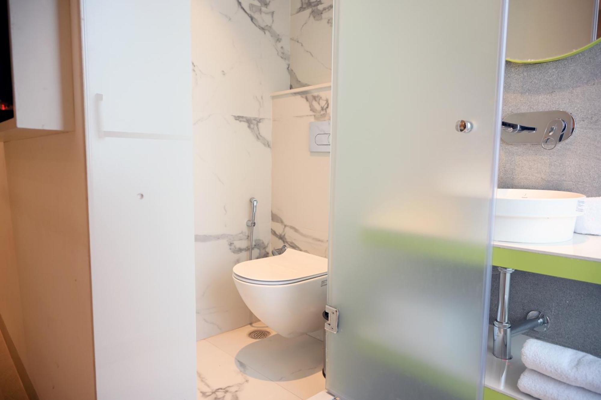 Hotel Le Roi Express Karol Bagh دلهي المظهر الخارجي الصورة